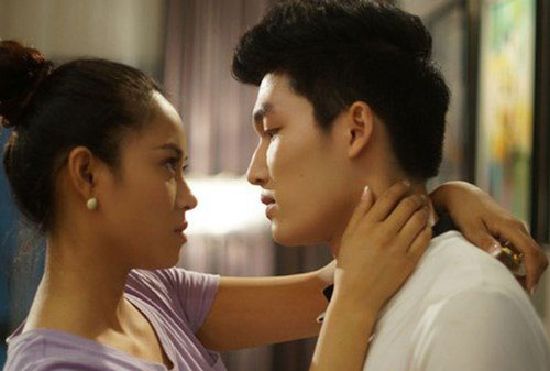 Hừng hực "tân hôn" sau nhiều năm xa cách, vợ bẽ bàng thấy điều lạ