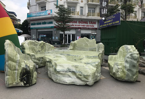 Chiêm ngưỡng bộ bàn ghế bằng ngọc nặng 25 tấn, có giá gần 3 tỷ đồng