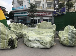 Chiêm ngưỡng bộ bàn ghế bằng ngọc nặng 25 tấn, có giá gần 3 tỷ đồng