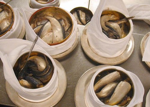 Thứ có mùi kinh khủng mở ra là bịt mũi, giá bán "trên trời" 2 triệu/kg