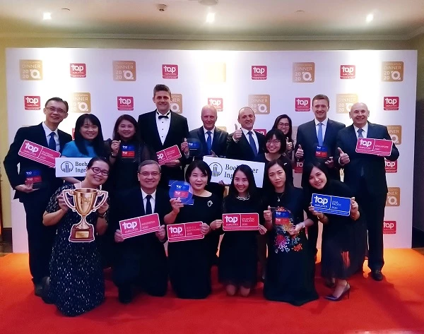 Lãnh đạo và Quản lý nhân sự Boehringer Ingelheim khu vực Đông Nam Á và Nam Triều Tiên nhận chứng nhận Top 200 Nhà tuyển dụng hàng đầu tại Singapore ngày 9/9/2019.