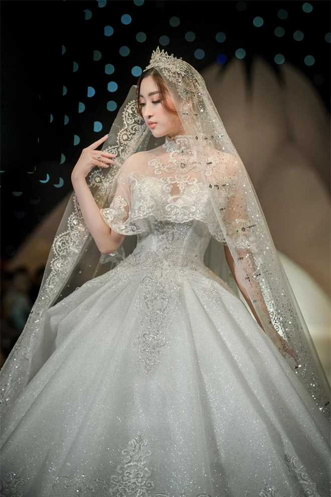 Đỗ Mỹ Linh xinh như công chúa, diện váy cưới 1 triệu USD - Ảnh 2.
