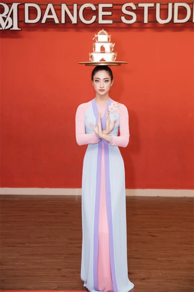 Hoa hậu Lương Thùy Linh mang điệu múa mâm đến Miss World 2019 - Ảnh 1.