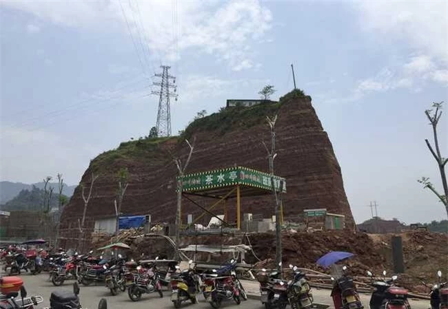 nhung ngoi nha moc “vo duyen” giua duong, co tien cung kho pha hinh anh 13