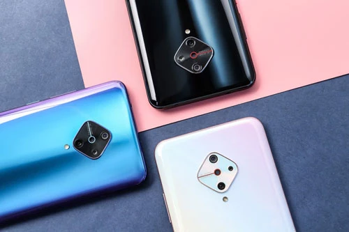 Vivo Y9s sở hữu 4 camera sau. Cảm biến chính 48 MP, f/1.8 cho khả năng lấy nét theo pha. Ống kích góc siêu rộng 8 MP, f/2.2. Cảm biến macro 2 MP, f/2.4. Ống kính còn lại 2 MP, f/2.4 giúp chụp ảnh xóa phông. Bộ tứ này được trang bị đèn flash LED, quay video 4K. 