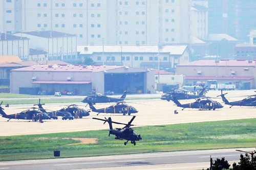 Trực thăng Apache cất cánh từ căn cứ Humphreys, phía Nam Seoul. Ảnh: Yonhap