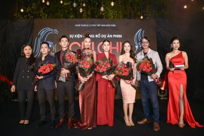 Nhà sản xuất Will Vũ (ngoài cùng bên trái) cùng Chi Pu, Lãnh Thanh và êkip tại hiện trường quay phim Chị Chị Em Em