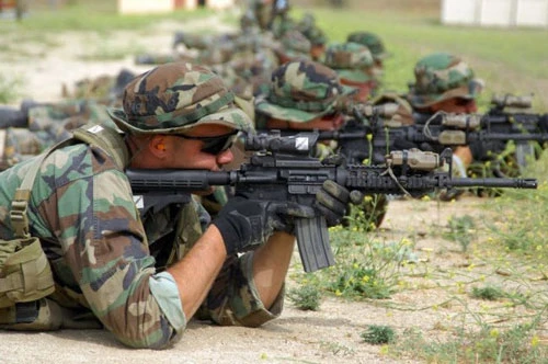 Các tân binh của lực lượng SEAL tham gia khóa luyện tập bắn súng tại trại Pendleton - một căn cứ duyên hải phía Tây của Thủy quân lục chiến Mỹ. Họ phải hoàn thành khóa huấn luyện kéo dài 6 tháng trước khi được điều tới một đơn vị SEAL.