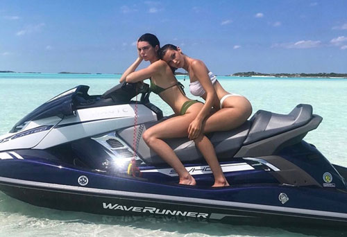 Cặp hot girl số 1 Hollywood diện bikini khiến người tắm biển xao nhãng