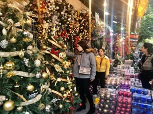 Thị trường Noel: Đa dạng hàng hóa, sức mua tăng