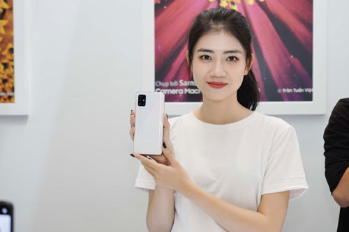Trên tay Samsung Galaxy A51: 4 camera sau, RAM 6 GB, màn hình giống Galaxy Note 10, giá 7,99 triệu
