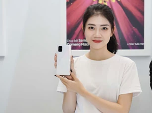 Trên tay Samsung Galaxy A51: 4 camera sau, RAM 6 GB, màn hình giống Galaxy Note 10, giá 7,99 triệu