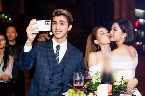 Á hậu Phương Nga hôn má "tình địch" Lương Thanh trước mặt bạn trai