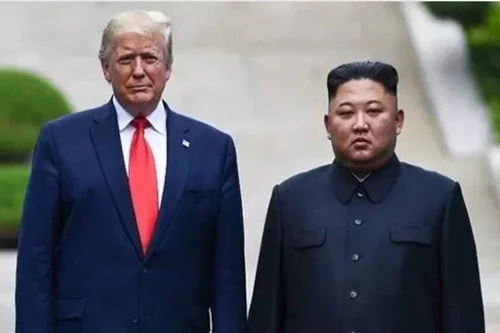 Tổng thống Mỹ Trump (trái) và lãnh đạo Triều Tiên Kim Jong-un tại biên giới liên Triều ngày 30/6. (Ảnh: Reuters)