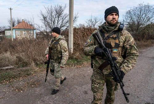 Cảnh sát Ukraine tuần tra trên một con phố gần đường liên lạc mới ở Katerynivka, vùng Luhansk, miền Đông Ukraine. (Ảnh: AP)