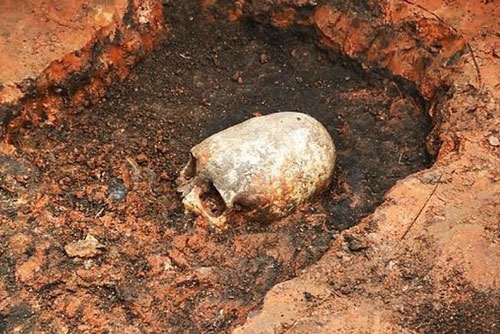 Bất ngờ phát hiện hài cốt bé trai có hộp sọ “ngoài hành tinh“