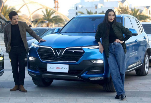 Hotgirl nhà giàu Helly Tống đọ dáng với SUV VinFast Lux đổi màu xanh dương cực độc