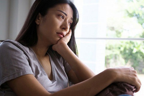 Đêm nào cũng nghe tiếng khóc xé lòng phát ra ở phía dưới nhà, tôi lặng lẽ tìm hiểu thì rụng rời khi biết sự thật phía sau