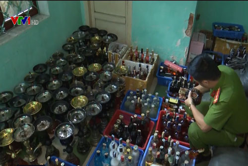 Phát hiện nhiều hàng hóa không rõ xuất xứ trong quán bar