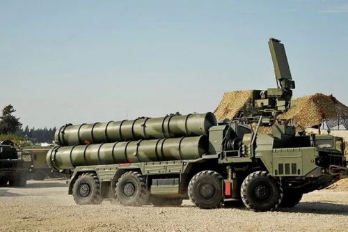 Hệ thống tên lửa phòng không tầm xa S-400 Triumf của Nga. Ảnh: TASS.