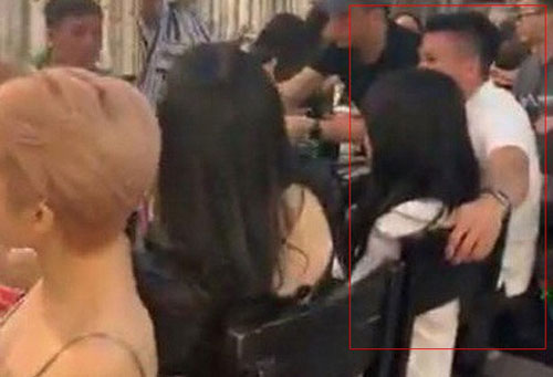 Quang Hải lộ loạt tin nhắn mùi mẫn với tình mới, bạn gái cũ Nhật Lê bất ngờ có dòng chia sẻ đầy ẩn ý