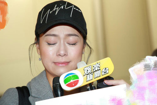 8 tháng sang Mỹ lánh nạn vì bê bối ngoại tình, Á hậu tiểu tam khóc nức nở khi bị phóng viên vây chặt tại sân bay