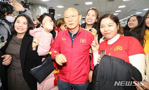 U23 Việt Nam tới Hàn Quốc, HLV Park Hang Seo gây sốt với giới truyền thông