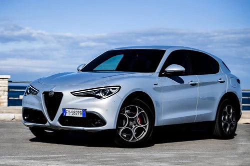 8. Alfa Romeo Stelvio 2020 (giá khởi điểm: 42.640 USD).