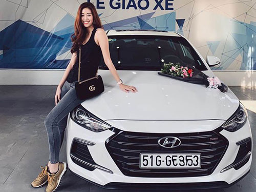 Hoa hậu Hoàn vũ Việt Nam 2019 Khánh Vân đi xe gì?