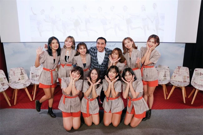 "MC quốc dân" Quyền Linh làm cha đỡ đầu nhóm nhạc nữ 10 thành viên - Ảnh 5.
