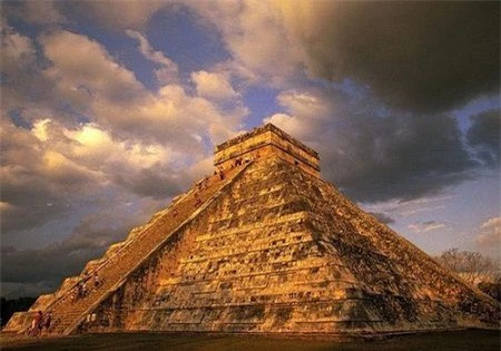 Tục hiến tế trinh nữ của người Maya