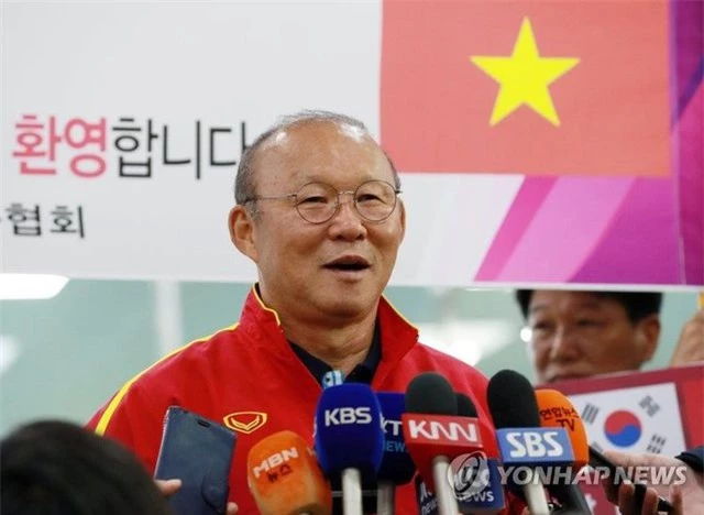 U23 Việt Nam tới Hàn Quốc, HLV Park Hang Seo gây sốt với giới truyền thông - 7