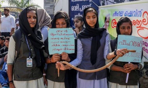 Các học sinh ở bang Kerala đã đi biểu tình trong những ngày qua trước cái chết của bé Sherin. Ảnh: AFP.