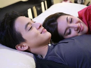 Thất tình trai giàu, em tặc lưỡi lấy ngay anh bán rau đầu ngõ, ngờ đâu đêm tân hôn sau màn nồng nàn anh cười hỉ hả bưng ra "nộp" cho vợ cả hộp 50 cây vàng!