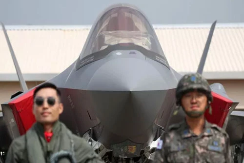 Các binh sỹ Hàn Quốc trước một máy bay chiến đấu tàng hình F-35A. (Ảnh: Bloomberg).