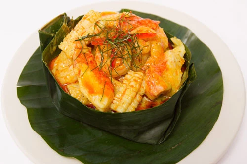 Campuchia có một nền ẩm thực vô cùng tinh tế với những món ăn được chế biến rất kì công ẩn dưới vẻ ngoài khá giản đơn. Và một trong những món ăn độc đáo nhất phải nói đến những món cá hấp lá chuối Amok.