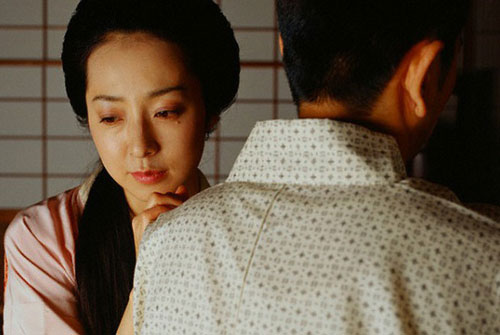 Cứ nghĩ cuộc sống làm dâu của vợ rất sung sướng, tôi sững người khi vô tình chứng kiến cảnh mẹ hất cả bát canh vào người vợ một cách tàn nhẫn