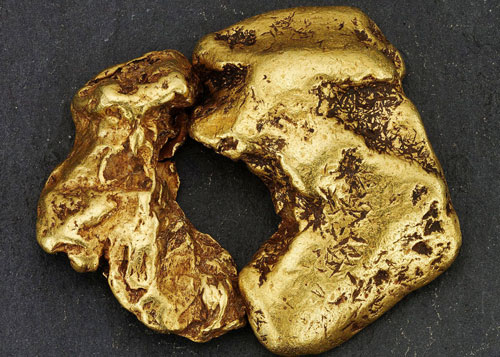 Lặn xuống sông sâu, nhặt được cục vàng lớn chưa từng thấy