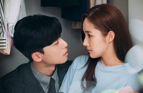 Vội vã "vớ bừa" anh hàng xóm để chạy bầu, tân hôn lặng người khi cúc áo vừa mở