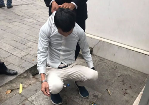 Hà Nội: Quây bắt đối tượng trộm cắp trên phố đi bộ Hồ Gươm, thu được hung khí