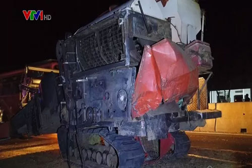 Xe khách tông máy gặt lúa ở Bình Thuận, hàng chục hành khách hú vía