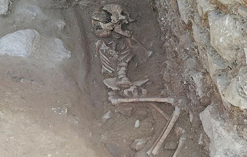 Phát hiện hài cốt trẻ em bị nghi là ma cà rồng, trong miệng bị chèn một hòn đá to để không 'đội mồ sống dậy'