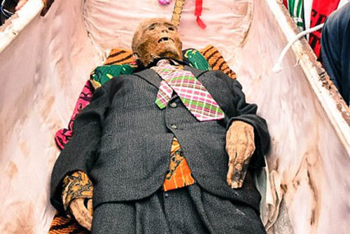 Rợn người chuyện xác chết biết đi ở Indonesia