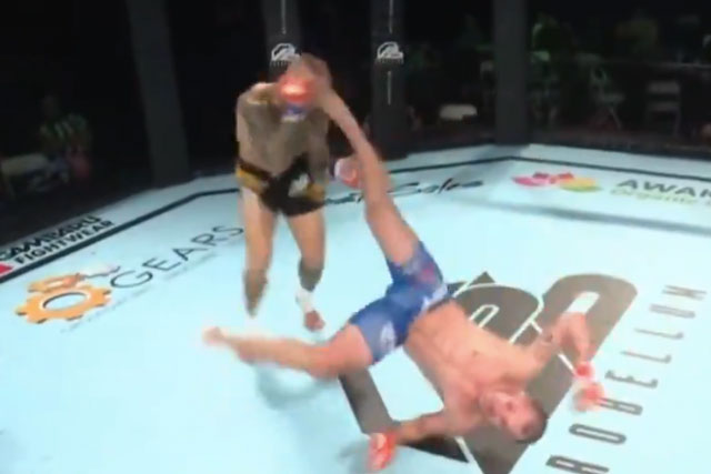 Võ sĩ xoay người tung cú đá cực đỉnh tiễn đối thủ ‘vào cơn mê’