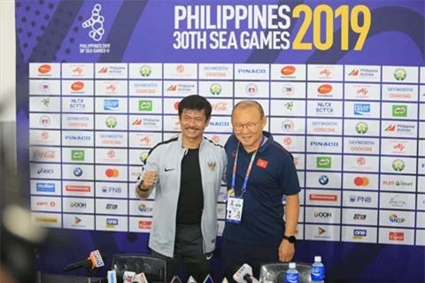 HLV Indra Sjafri (trái) không giữ được chiếc ghế của mình ngay sau chiến tích vào chung kết SEA Games 30