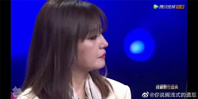 Nhan sắc thực sự của Triệu Vy được tiết lộ trên sóng truyền: Bọng mắt lớn, dấu hiệu lão hoá quá rõ ràng - Ảnh 2. Nhan sắc thực sự của Triệu Vy được tiết lộ trên sóng truyền: Bọng mắt lớn, dấu hiệu lão hoá quá rõ ràng - Ảnh 2.
