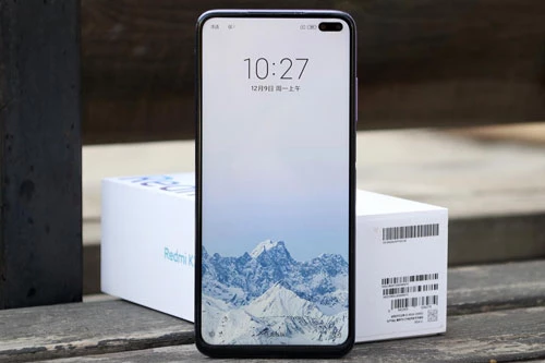 Xiaomi Redmi K30 5G được trang bị màn hình IPS kích thước 6,67 inch, độ phân giải Full HD Plus (2.400x1.080 pixel), mật độ điểm ảnh 395 ppi. Màn hình này được chia theo tỷ lệ 20:9, chiếm 91% diện tích mặt trước, tích hợp công nghệ HDR10, tần số quét 120Hz.