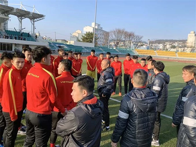 Các cầu thủ U23 Việt Nam hào hứng tập luyện trong thời tiết lạnh ở Hàn Quốc - Ảnh: VFF 