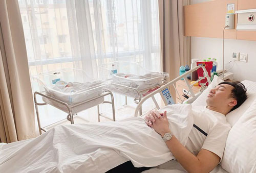 Đăng ảnh chồng ngủ khi vào chăm quý tử sinh đôi, bà xã MC Thành Trung liền bị trêu: “Tưởng em chăm 3 thằng con chứ?”