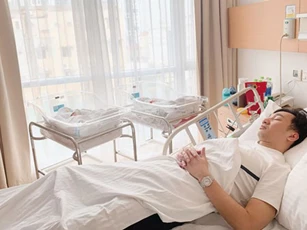 Đăng ảnh chồng ngủ khi vào chăm quý tử sinh đôi, bà xã MC Thành Trung liền bị trêu: “Tưởng em chăm 3 thằng con chứ?”